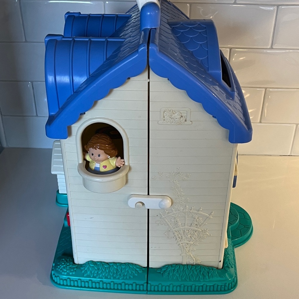 Fisher-Price LIttle People Dollhouse with people and accessories, 1996-97 model - Picture 4 of 15